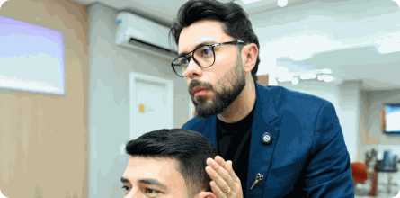 Aplicação de prótese capilar em aula